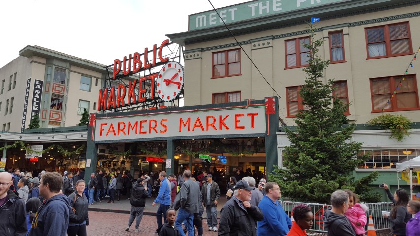Pike's Market was SO CROWDED, but of course we had to check it out!